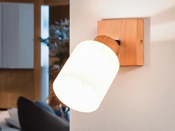 Reality Leuchten Wandstrahler ASSAM Korpus Holz & Glasschirm Weiß, Breite 10cm